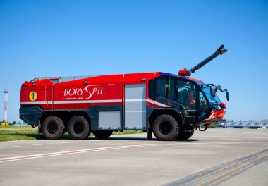 Kiev, Ukrayna - 27 Haziran 2020: Uluslararası Borispol havaalanında kırmızı itfaiye aracı Rosenbauer Panther 5.