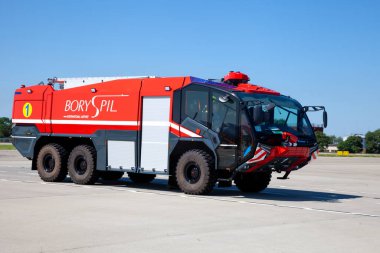 Kiev, Ukrayna - 27 Haziran 2020: Uluslararası Borispol havaalanında kırmızı itfaiye aracı Rosenbauer Panther 5.