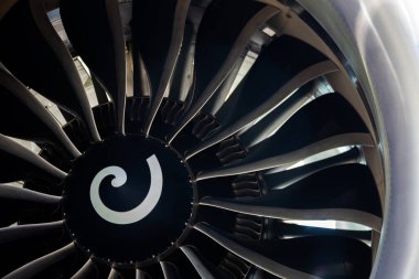 Uçak jet motorunun türbin bıçakları. Türbinlerin motorunu kapatın. Havacılık Teknolojileri. Bakım sırasında uçak jeti detayı. Geçmişi. Makro.
