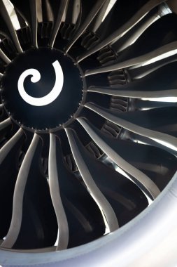 Uçak jet motorunun türbin bıçakları. Türbinlerin motorunu kapatın. Havacılık Teknolojileri. Bakım sırasında uçak jeti detayı. Geçmişi. Makro.