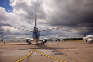 Ukrayna, Kyiv - 8 Temmuz 2020: yolcu uçağı. Boryspil Uluslararası Havaalanı. Uçağın platforma inişi. Önlük pisti.