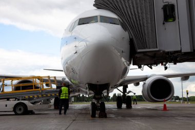 Ukrayna, Kyiv - 8 Temmuz 2020: Yolcu uçağı Boeing 737-800 Flydubai Airlines A6-FEP. Boryspil Uluslararası Havaalanı. Uçağın platforma inişi. Önlük pisti.