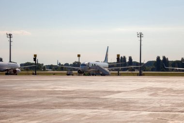 Kyiv, Ukrayna - 1 Temmuz 2020: Boryspil Uluslararası Havaalanı platformunda uçaklar. Uçak pistte..