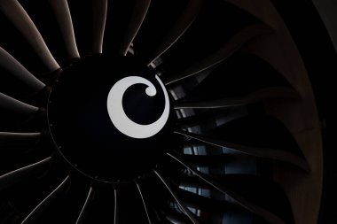 Uçak jet motorunun türbin bıçakları. Türbinlerin motorunu kapatın. Havacılık Teknolojileri. Bakım sırasında uçak jeti detayı. Geçmişi. Makro.