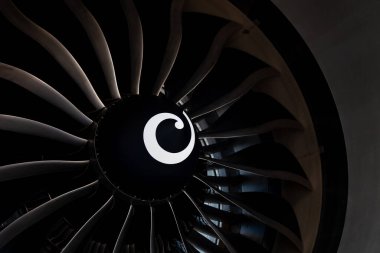 Uçak jet motorunun türbin bıçakları. Türbinlerin motorunu kapatın. Havacılık Teknolojileri. Bakım sırasında uçak jeti detayı. Geçmişi. Makro.
