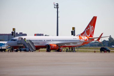 Kyiv, Ukrayna - 1 Temmuz 2020: Boryspil Uluslararası Havaalanı platformunda uçak. Skip Hava Yolları 'ndan. Pist.