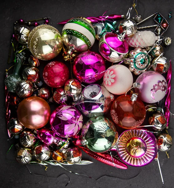クリスマスの背景のためのクリスマスボール クリスマスツリーを飾るための古いレトロなボール ガラスの新年の装飾 冬休み — ストック写真