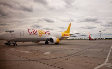Kyiv, Ukrayna - 14 Temmuz 2020: Kargo DHL uçağı LZ-CGT BOEING 737-400F uçağı Boryspil Uluslararası Havalimanı platformunda. Hava Yolları Kargo Havası. Pist. İniş uçağı
