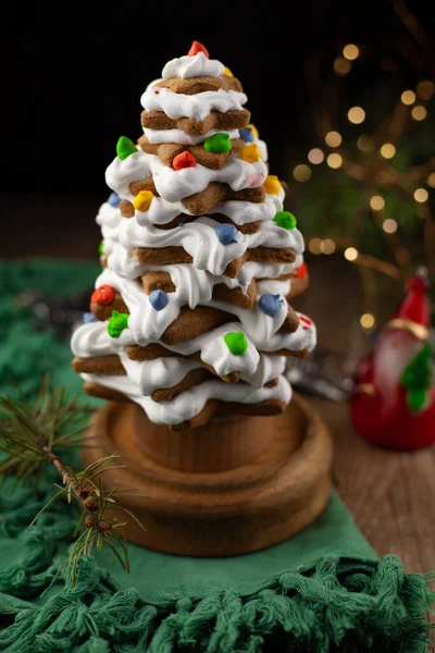 Gebackener Lebkuchen-Weihnachtsbaum auf Holz-Hintergrund. Nahaufnahme — Stockfoto