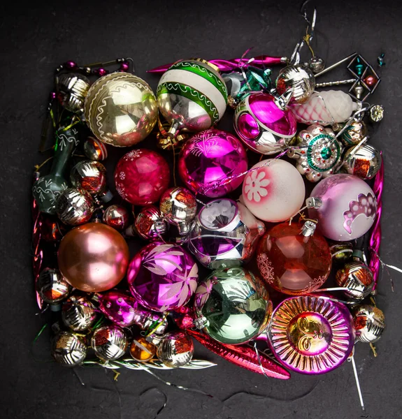 クリスマスの背景のためのクリスマスボール。クリスマスツリーを飾るための古いレトロなボール。ガラスの新年の装飾. — ストック写真