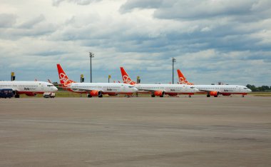 Kyiv, Ukrayna - 14 Temmuz 2020: SKYUP yolcu uçağı. Boryspil Uluslararası Havaalanı platformunda turuncu uçak Boeing 737-800. D terminali pist. İniş uçağı. Düzlemler