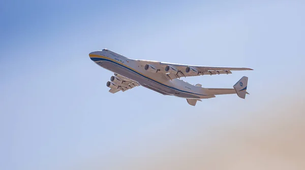 乌克兰基辅 2020年4月23日 世界上最大的货机An 225 Mriya Antonov Airlines在空中飞行 运载货物的乌克兰飞机 — 图库照片