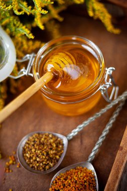 Arı poleni tanecikleri. Tahta masadaki bal