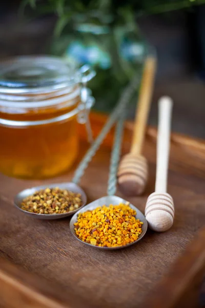 Granulado Polen Abeja Miel Sobre Mesa Madera — Foto de Stock