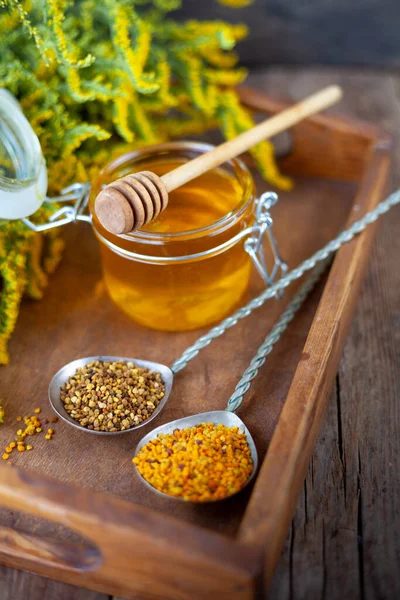 Honung Glasburk Med Träsked Stilleben Ett Träbord Med Gula Blommor — Stockfoto