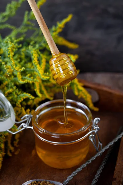 Honung Glasburk Med Träsked Stilleben Ett Träbord Med Gula Blommor — Stockfoto