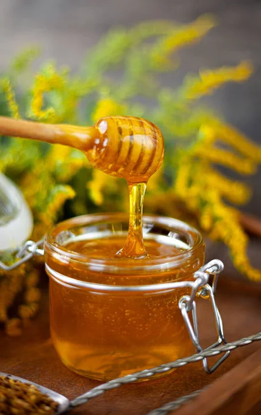 Honung Glasburk Med Träsked Stilleben Ett Träbord Med Gula Blommor — Stockfoto