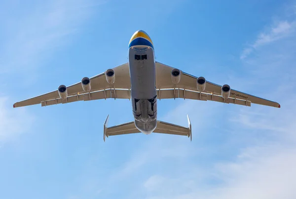 乌克兰Gostomel 2020年 世界上最大的飞机安托诺夫225 225 Mriya从机场起飞 82060最大的飞机在空中飞行 Kyiv — 图库照片