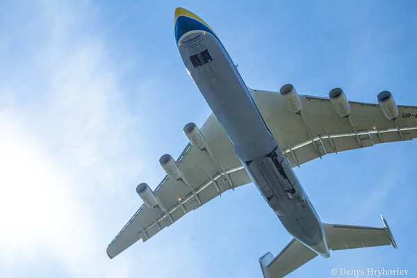 ゴストメル ウクライナ 2020 飛行機アントノフ225 225ミリヤ 空港から離陸世界最大の飛行機 82060空を飛ぶ最大の航空機 キエフ — ストック写真