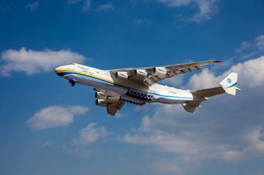 Gostomel, Ukrayna - 11 Nisan 2020: Antonov 225 AN-225 Mriya uçağı, havaalanından havalanan dünyanın en büyük uçağı. UR-82060 en büyük uçak gökyüzünde uçuyor. Kyiv