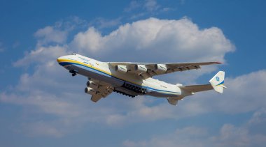Gostomel, Ukrayna - 11 Nisan 2020: Antonov 225 AN-225 Mriya uçağı, havaalanından havalanan dünyanın en büyük uçağı. UR-82060 en büyük uçak gökyüzünde uçuyor. Kyiv