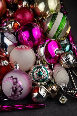 Noel arkaplanı için Noel baloları. Noel ağacını süslemek için eski bir balo. Cam yeni yıl süslemeleri. Kış tatili.