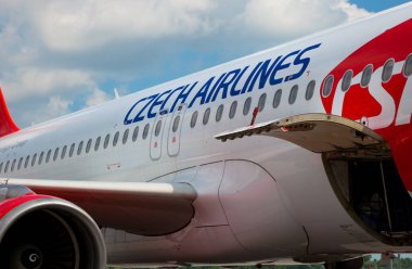 Kyiv, Ukrayna - 23 Haziran 2020: Airbus A320-214, Çek Hava Yolları uçağı OK-HEU. Uçak uluslararası havaalanı Boryspil 'e iniyor. D terminali işçisi. Boşluğu kopyala.