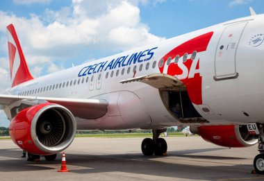 Kyiv, Ukrayna - 23 Haziran 2020: Airbus A320-214, Çek Hava Yolları uçağı OK-HEU. Uçak uluslararası havaalanı Boryspil 'e iniyor. D terminali işçisi. Boşluğu kopyala.