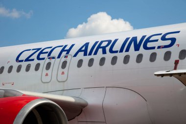 Kyiv, Ukrayna - 23 Haziran 2020: Airbus A320-214, Çek Hava Yolları uçağı OK-HEU. Uçak uluslararası havaalanı Boryspil 'e iniyor. D terminali işçisi. Boşluğu kopyala.