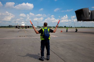 Kyiv, Ukrayna - 23 Haziran 2020: Uçak uluslararası Boryspil havaalanına indi. D terminali. Uzayı kopyala..