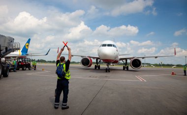 Kyiv, Ukrayna - 23 Haziran 2020: Uçak uluslararası Boryspil havaalanına indi. D terminali. Uzayı kopyala..