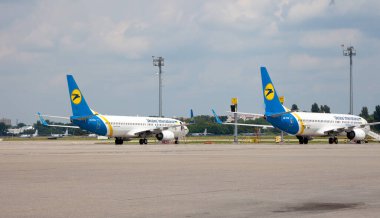 Kyiv, Ukrayna - 23 Haziran 2020: UKRAINE ULUSLARARASI HAVA 737-800 Uçak Boryspil uluslararası havaalanına indi. Terminal Pist D.