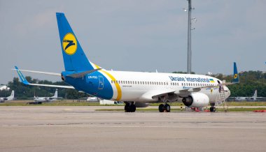 Kyiv, Ukrayna - 23 Haziran 2020: UKRAINE ULUSLARARASI HAVA 737-800 Uçak Boryspil uluslararası havaalanına indi. Terminal Pist D.