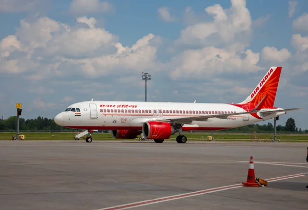 Kiev, Ukrayna - 23 Haziran 2020: Airplane, Airbus A320-251N Air India Airlines Airlines VT-EXH. Uçak uluslararası Boryspil havaalanına iniyor. Terminal Pist D.