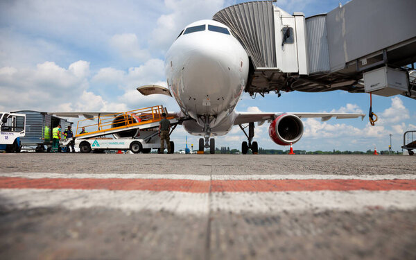 Киев, Украина - 23 июня 2020 года: Airbus A320-214, Czech Airlines aircraft OK-HEU. Самолет приземляется в международном аэропорту "Борисполь". Терминал Подиум Д. Рабочий. Копирование пространства.