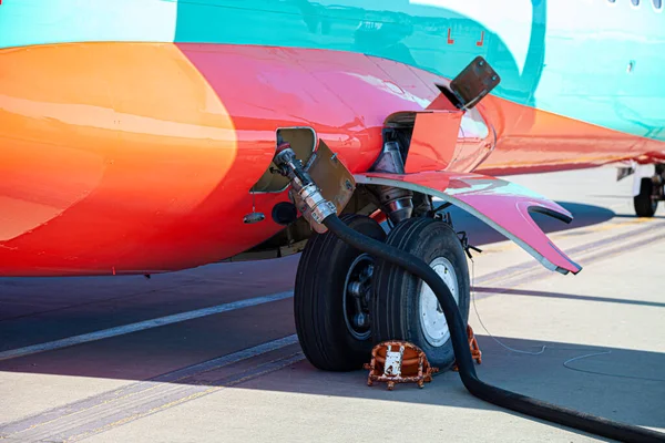 Uçağı dolduruyorum. Depoyu ve silahı dolduruyorum. Bir hortumla yakıt ikmali..