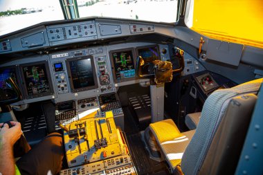 Kyiv, Ukrayna - 27 Haziran 2020: uçak kokpiti, direksiyonlu pilot işyeri. Yolcu uçuşları. Uçak ATR 72-212A UR-RWA