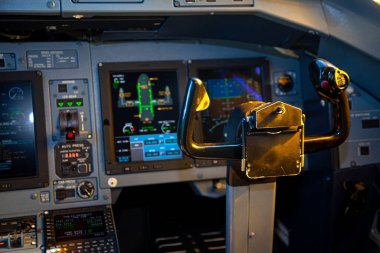 Kyiv, Ukrayna - 27 Haziran 2020: uçak kokpiti, direksiyonlu pilot işyeri. Yolcu uçuşları. Uçak ATR 72-212A UR-RWA