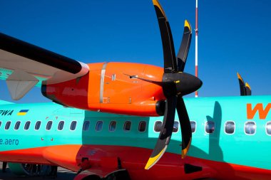 Kyiv, Ukrayna - 27 Haziran 2020: ATR 72-212A uçak şirketi WindRose. Uçak orta menzilli turboprop yolcu uçağı. Boryspil Uluslararası Havaalanı. Ukrayna uçağı. Pist.