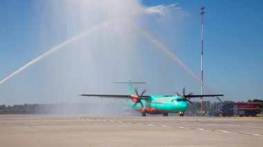 Kyiv, Ukrayna - 27 Haziran 2020: ATR 72-212A uçak şirketi WindRose. Uçak orta menzilli turboprop yolcu uçağı. Boryspil Uluslararası Havaalanı. Ukrayna uçağı. Pist.