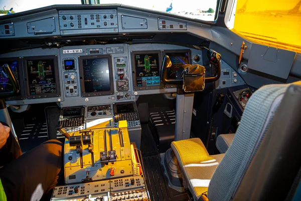 Kyiv, Ukrayna - 27 Haziran 2020: uçak kokpiti, direksiyonlu pilot işyeri. Yolcu uçuşları. Uçak ATR 72-212A UR-RWA