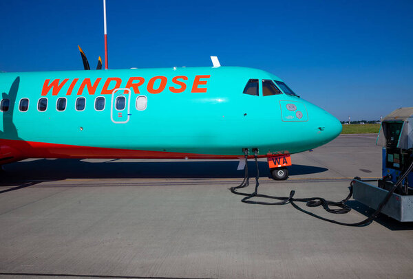 Киев, Украина - 27 июня 2020 года: Самолеты ATR 72-212A авиакомпании WindRose. Самолет среднего класса с турбовинтовым пассажирским самолетом. Международный аэропорт Борисполь. Украинский самолет. Подиум.
