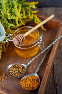 Arı poleni tanecikleri. Tahta masadaki bal