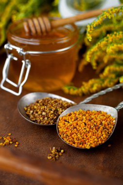 Arı poleni tanecikleri. Tahta masadaki bal