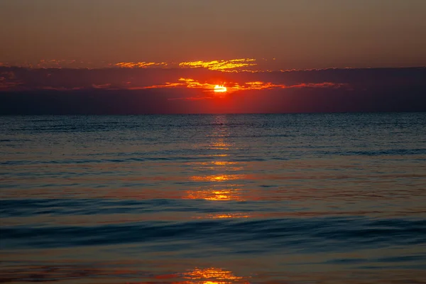 Θαλάσσια κάπα. Κύματα και σερφ. Ηλιοβασίλεμα και αυγή στη θάλασσα. Ηρέμησε στον ωκεανό. Όμορφος ουρανός και σύννεφα φωτίζονται από τον ήλιο. Φυσικό υπόβαθρο. Θερινή ώρα. — Φωτογραφία Αρχείου