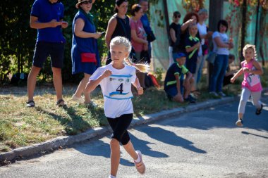 Ukrayna, Kyiv - 11 Ağustos 2020: Kızlar sokakta koşuyor. Açık hava sporu. Çocuklarda fiziksel aktivite.