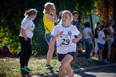 Ukrayna, Kyiv - 11 Ağustos 2020: Kızlar sokakta koşuyor. Açık hava sporu. Çocuklarda fiziksel aktivite.