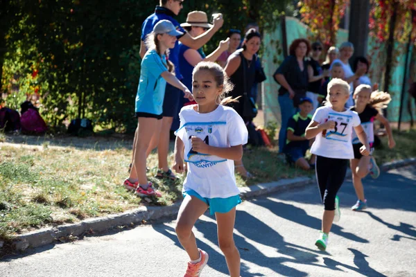 Ucraina, Kiev - 11 agosto 2020: le ragazze corrono per strada. Sport all'aperto. Attività fisica nei bambini. — Foto Stock