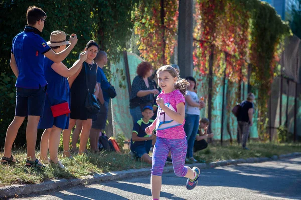 Oekraïne, Kiev - 11 augustus 2020: Meisjes rennen op straat. Sport buiten. Lichamelijke activiteit bij kinderen. — Stockfoto