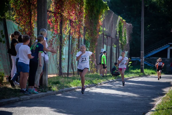 Украина, Киев - 11 августа 2020 года: Девушки бегают по улице. Спорт на открытом воздухе. Физическая активность у детей. — стоковое фото
